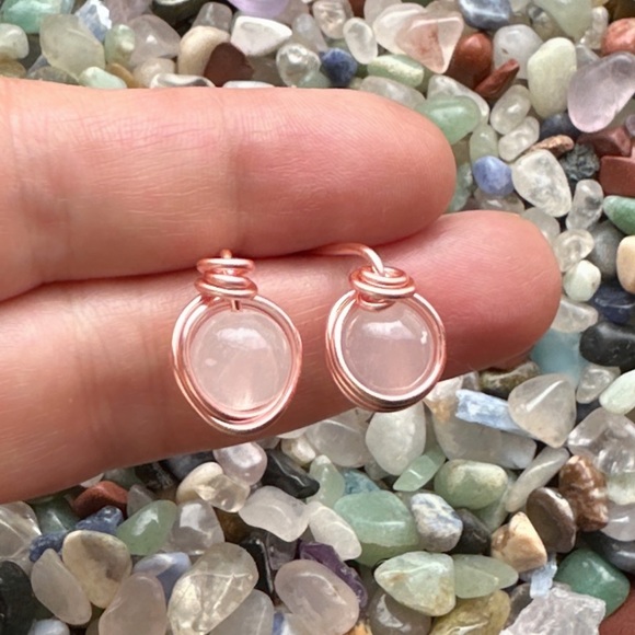 Selenite round halo stud earrings in rose gold/rose gold selenite dainty studs - Picture 2 of 5